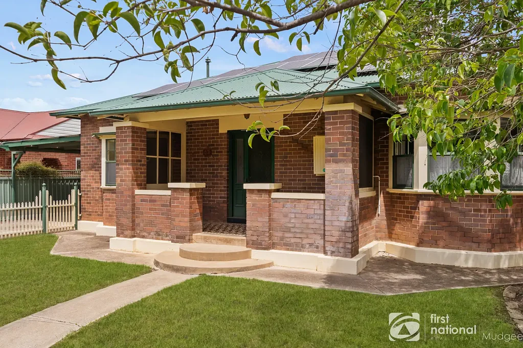 COMFORTABLE CENTRAL FURNISHED HOME