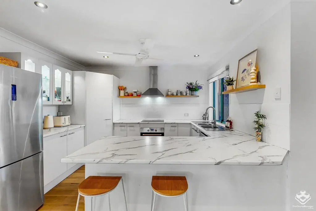 Parkwood 3chambre RENOVATED 3 BEDROOM, 3 CARPARK, SINGLE LEVEL DUPLEX, IDEAL FAMILY HOME, LOCATION, LOCATION, LOCATION.  NO BODY CORP.