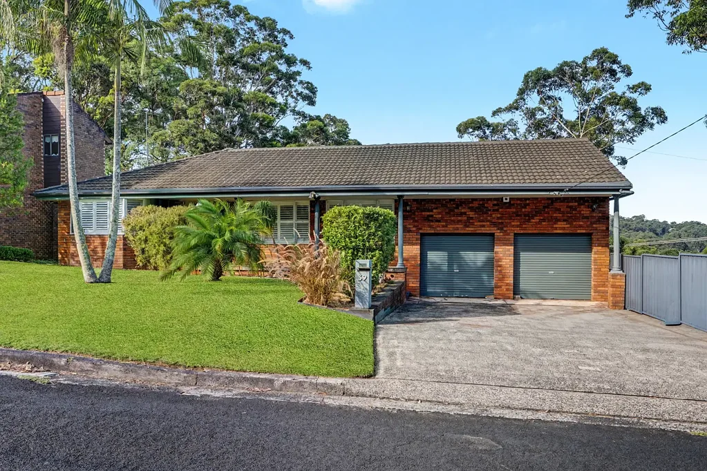 Springfield 3房  Elevated Family Home on Spacious Corner Block with Bushland Views