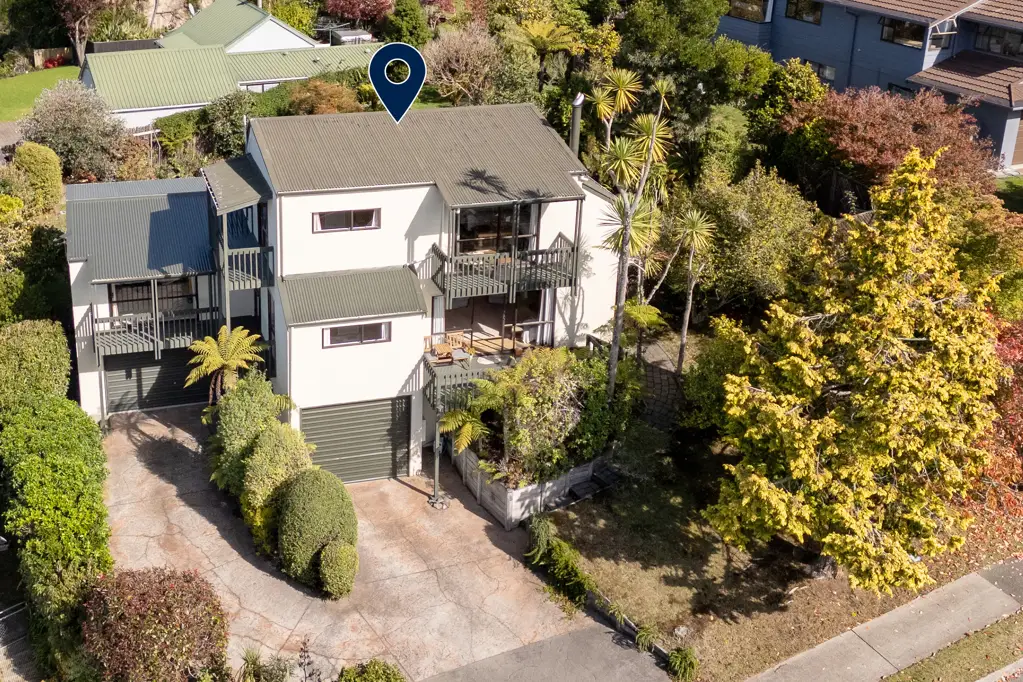 Acacia Bay 4 Bedroom Loved family home with lake views