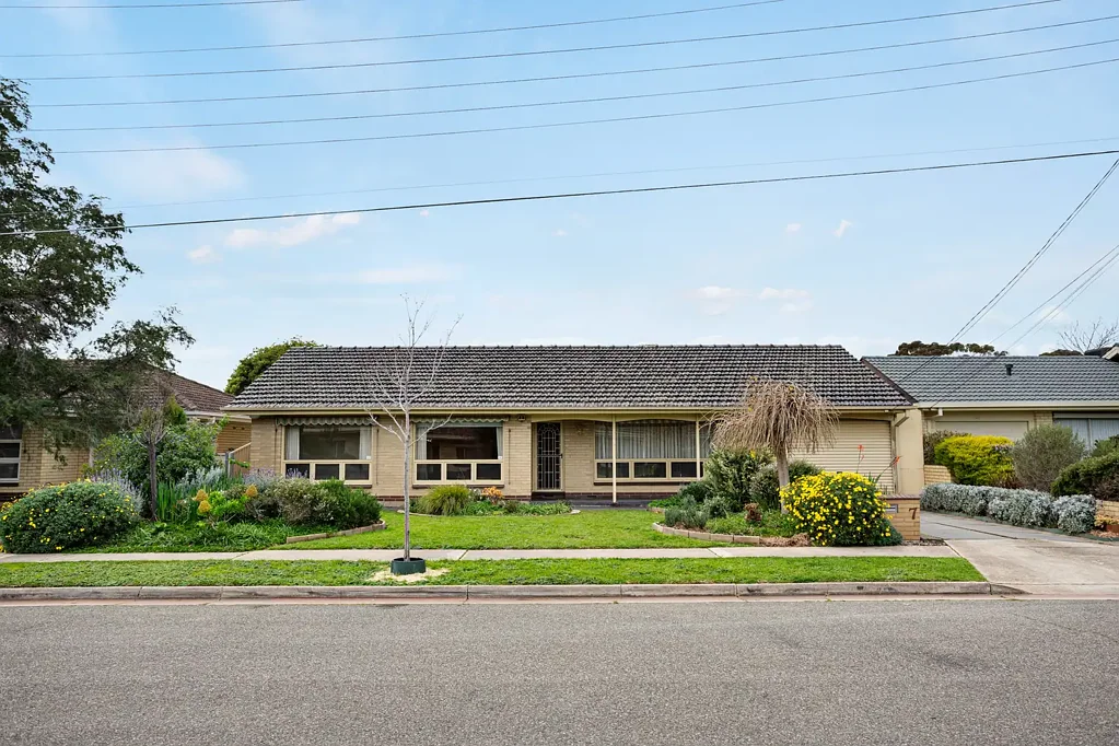 Flinders Park 3房  Blue Chip Living on the Edge of Linear Park!
