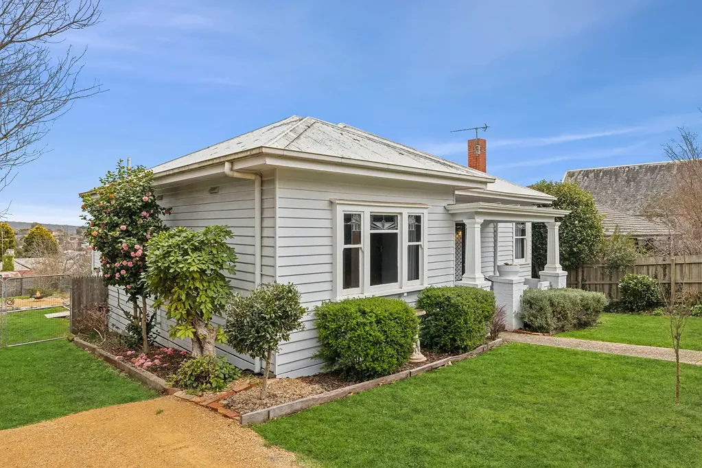 Daylesford 4Phòng ngủ Art Deco Elegance with Modern Living & Sweeping Views
