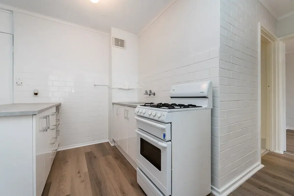 CLEAN, BRIGHT AND MODERN