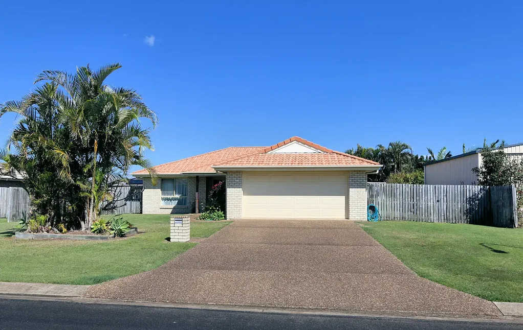 Bargara 4房  Prime Location in Bargara....Enjoy coastal living at its finest....4 Beds, 3 living areas, side access.
