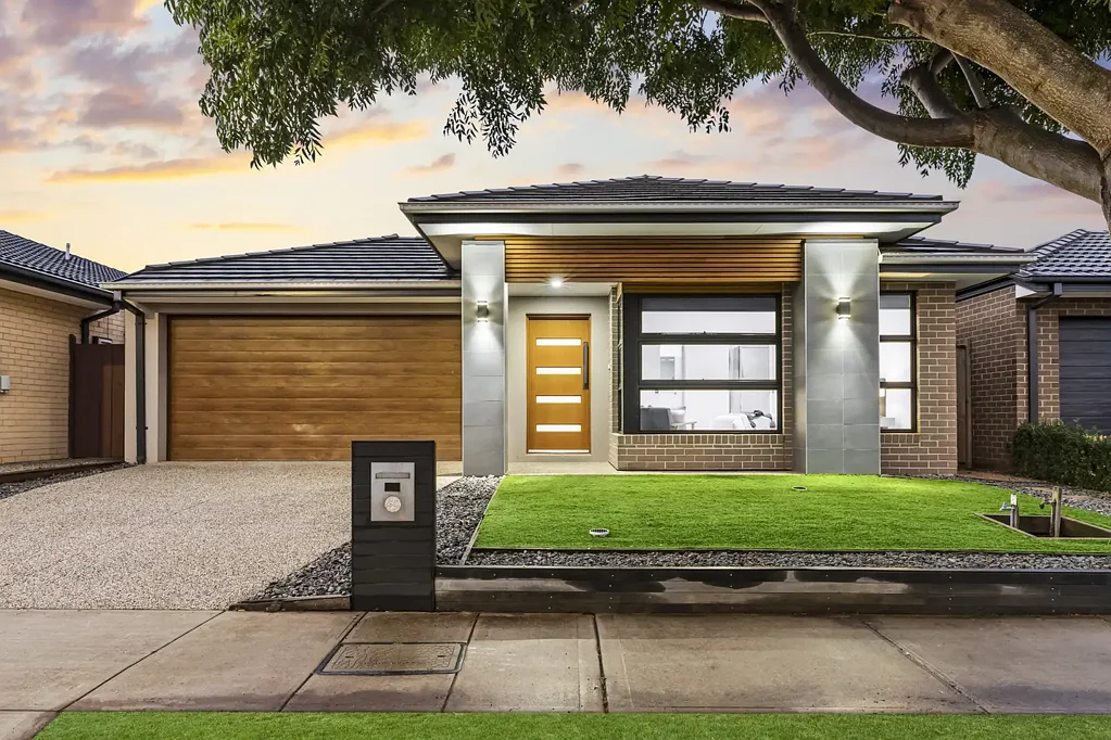 37 Stockport Crescent, Thornhill Park, VIC 3335