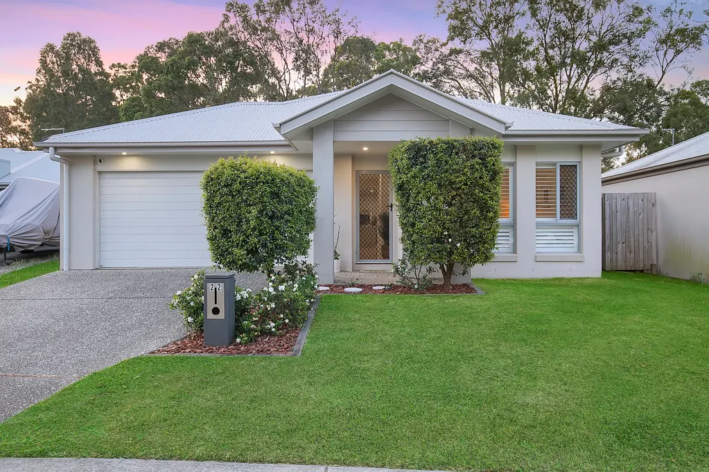 LOW MAINTENANCE LIVING WITH 3 LIVING SPACES AND AIR CONDITIONING THROUGHOUT