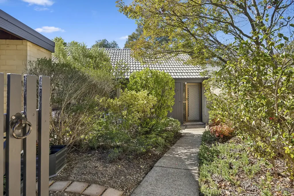 Rivett 2Zimmer STYLISHLY RENOVATED TOWNHOUSE WITH LIGHT-FILLED NORTHERLY ASPECT