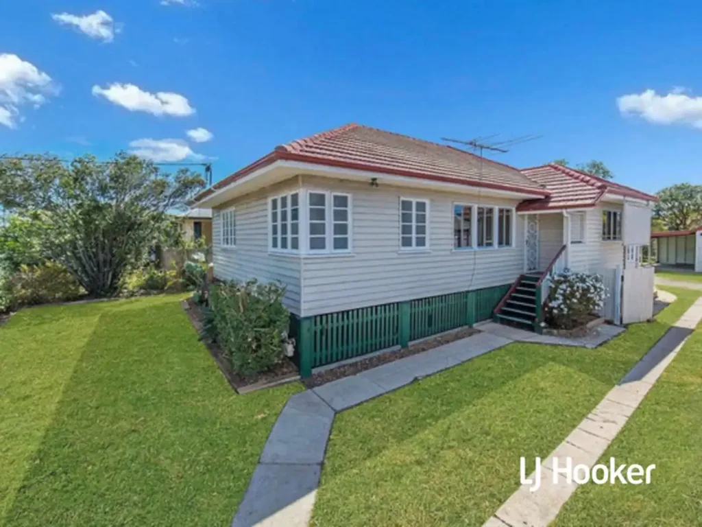 Chermside 3房 宽敞647sqm地块 理想朝北 高天花板 墙角线 硬木地板 靠近Westfield Chermside 学区房 公交便利 潜力增长 Super Spacious Postwar - Prime Chermside Position with Exceptional Potential