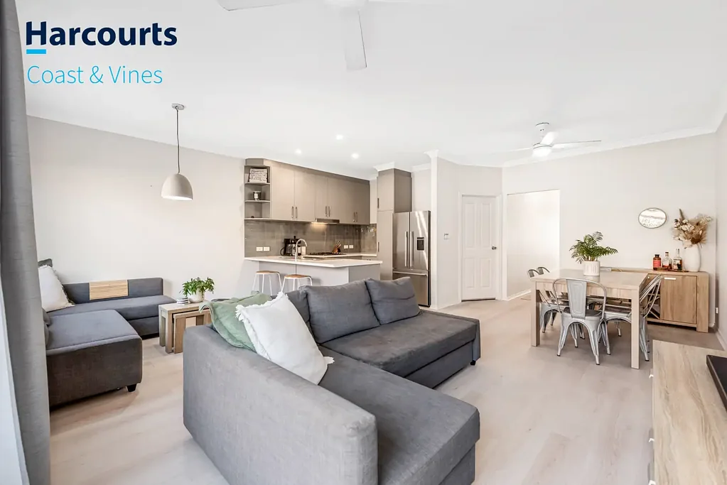 Woodcroft 3कमरा Immaculate, Light-Filled Living