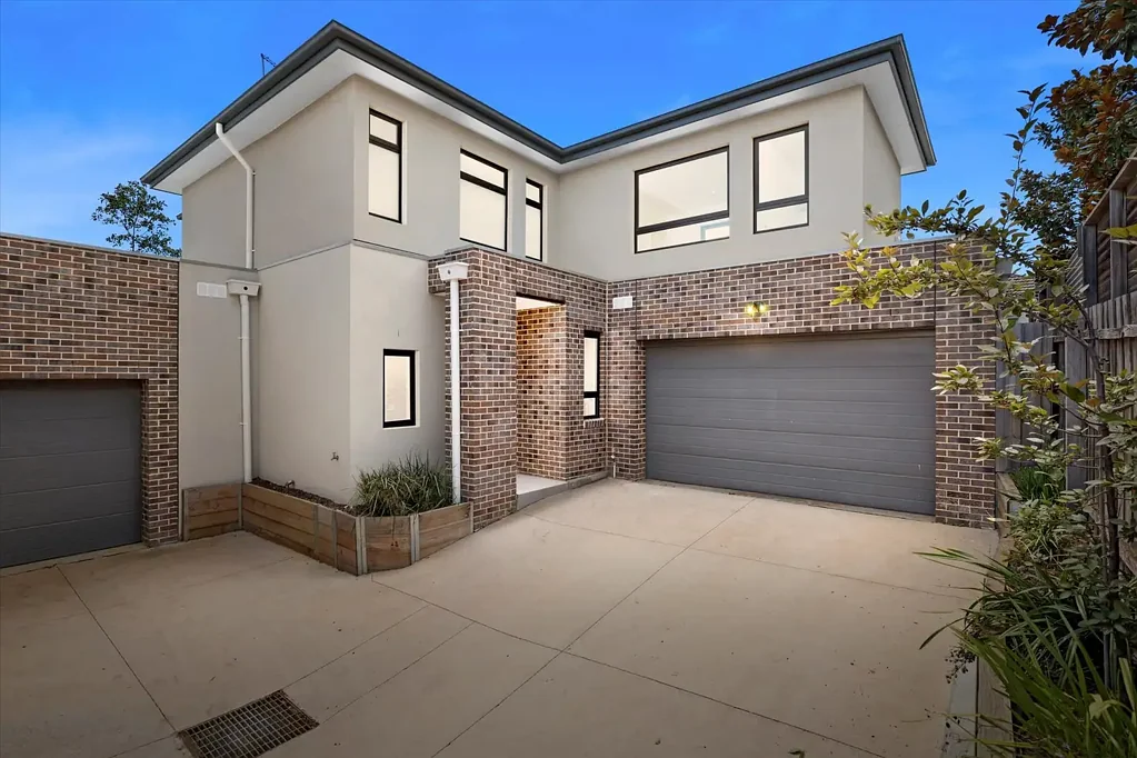 Burwood 4房 精品三户组团 新联排别墅 空间宽敞 布局极佳 低维护奢华 双层玻璃 双车库 学区优越 交通便捷 A brand-new townhouse with no compromise