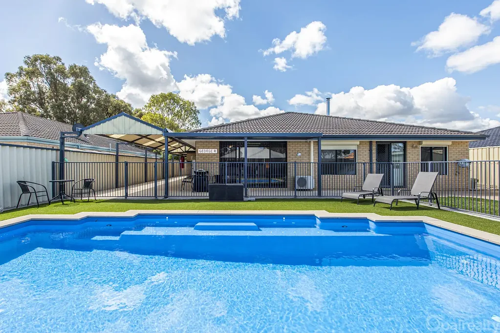 Secret Harbour 4房  Poolside entertaining, family comfort & side access