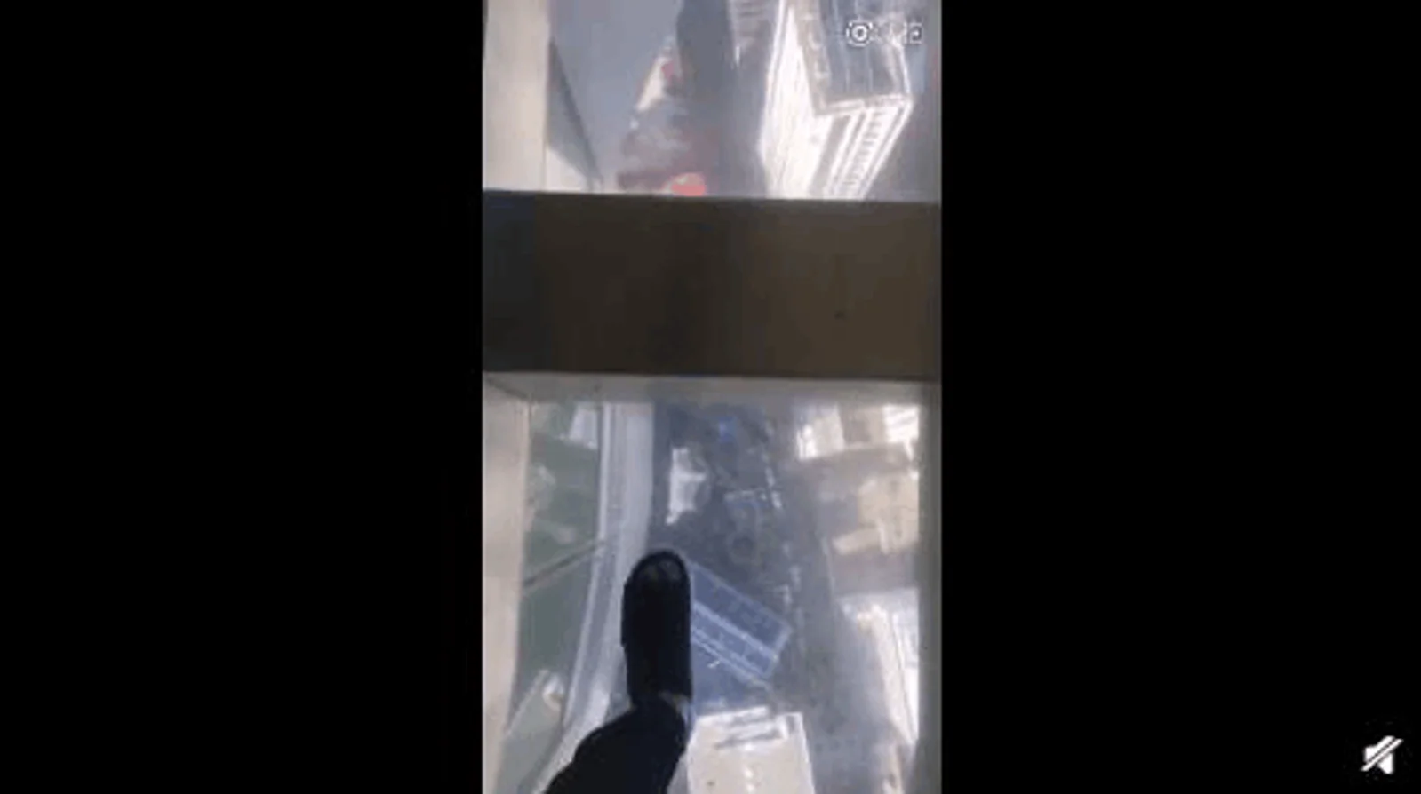 吓尿!奥克兰天空塔观景栈道玻璃突然开裂,游客吓到魂飞魄散,现已紧急关闭!