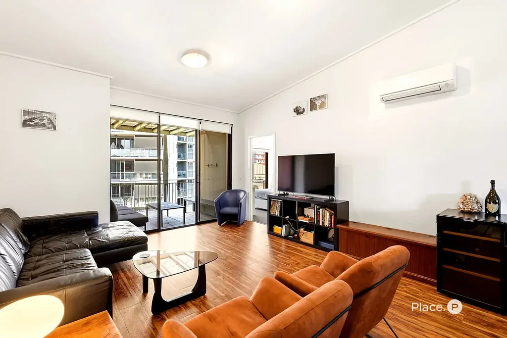 Fortitude Valley 2ਬੈੱਡਰੂਮ Top Floor Apartment with Raked Ceilings and Dual Balconies in Lifestyle Location