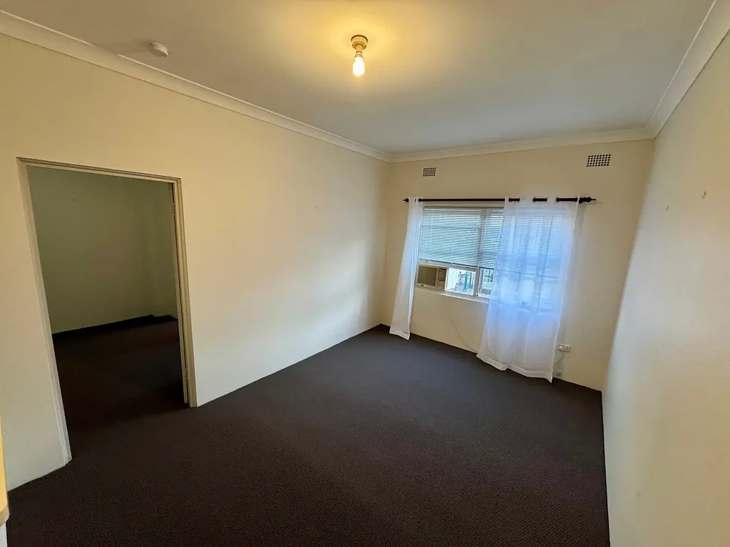 Up dated & Well-Located Top-Floor Apartment for Convenient Living