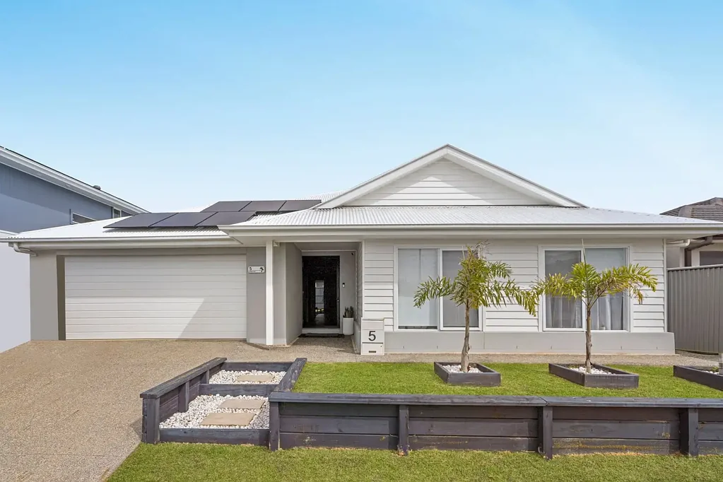 Burpengary East 4房 宽敞四卧套房 时尚石材厨房 独立媒体室 低维护花园 双车库通道 Beautiful Modern Delight
