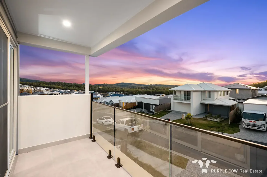 Spring Mountain 5房 朝北 // 3个起居室 // 大后院 // 奢华 // 地势较高 // 可俯瞰春山 Brand New North Facing Home // 3x Living // Large backyard // Luxury // Elevated Location // Views over Spring Mountain