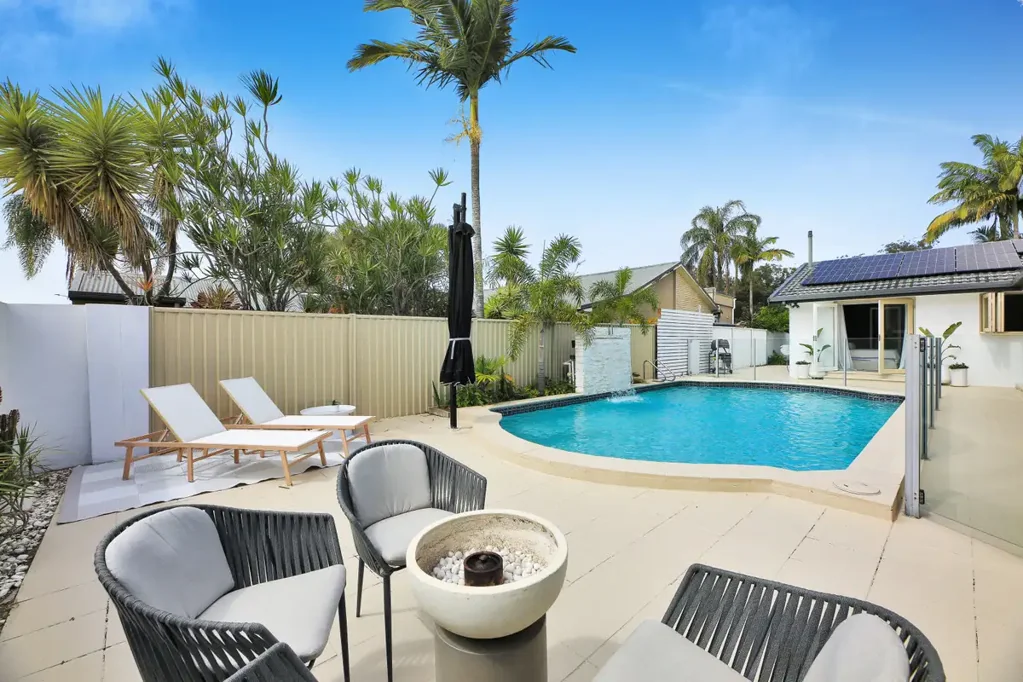 Burleigh Waters 4Kwarto Effortless Coastal Living, Moments from the Heart of Burleigh