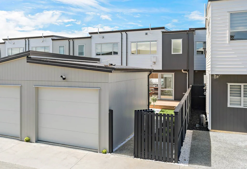 Hobsonville 3Zimmer 3 Bed, 3 Bath, Separate Garage - A Game Changer!
