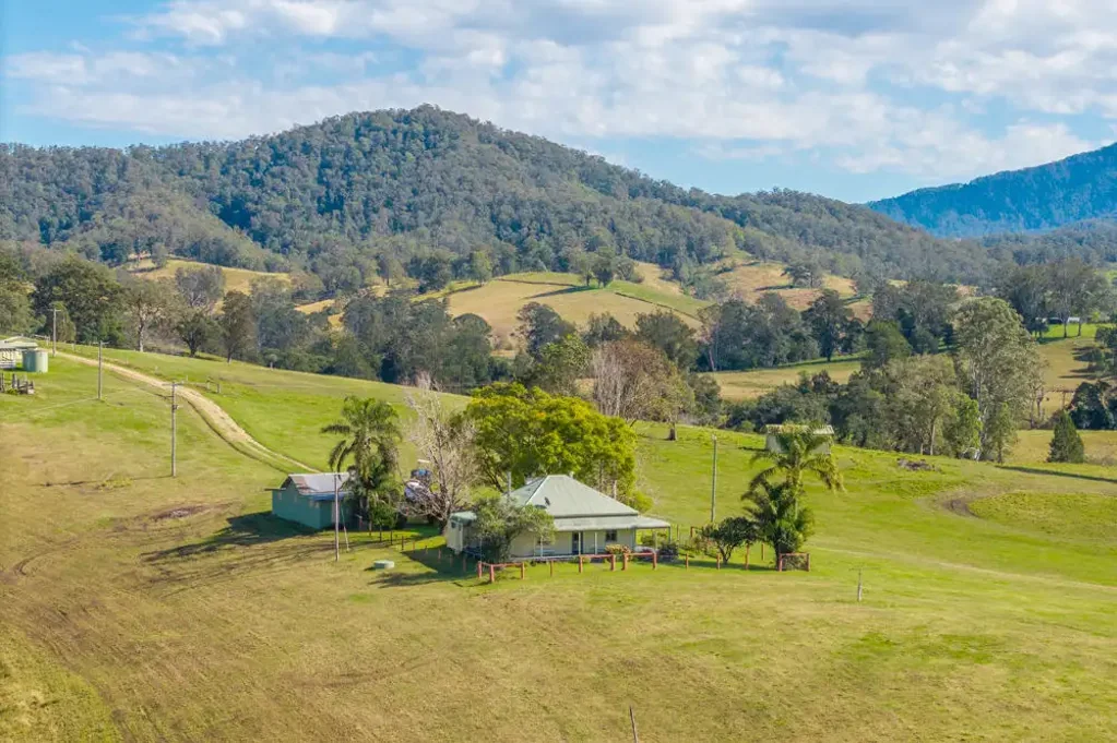 Millbank  HISTORIC HOMESTEAD OVERLOOKING HICKEYS CREEK