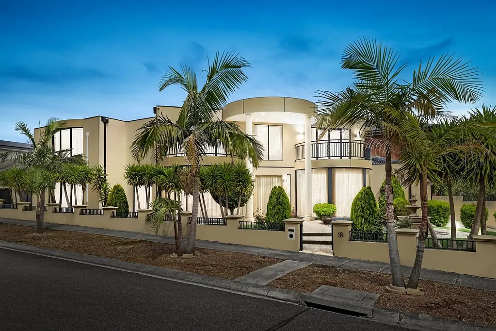 Bundoora 7房 College View Estate 稀有机会 - 7 卧室 & 双重生活空间 RARE OPPORTUITY IN COLLEGE VIEW ESTATE -7 BEDROOMS & DUAL LIVING