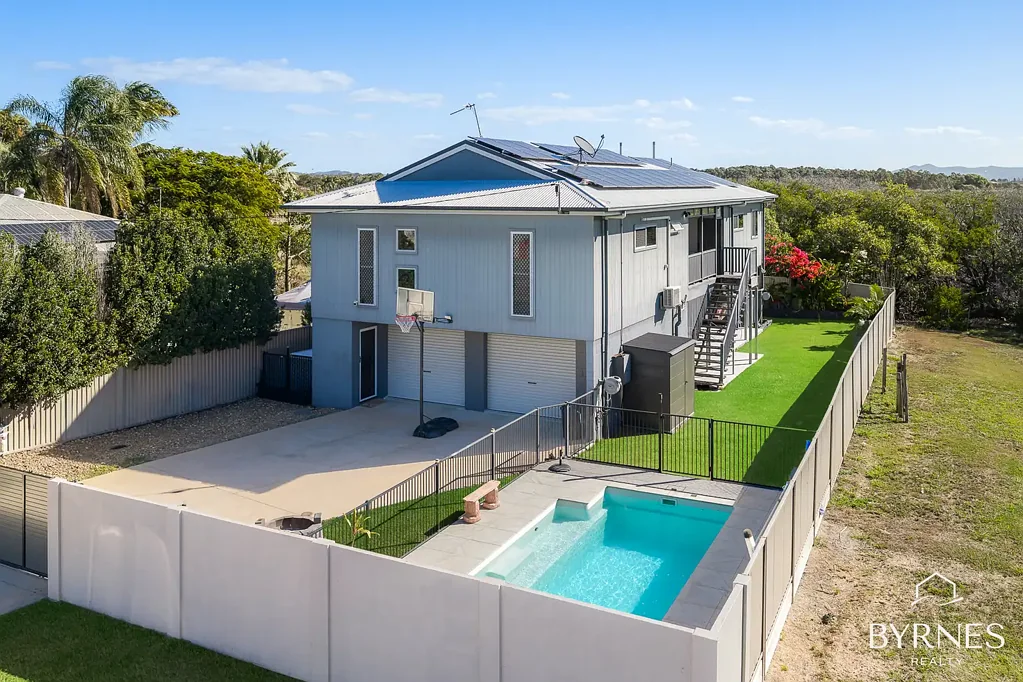 West Gladstone 4બેડરૂમ CENTRALLY LOCATED TWO-STORY FAMILY HOME WITH POOL + SOLAR