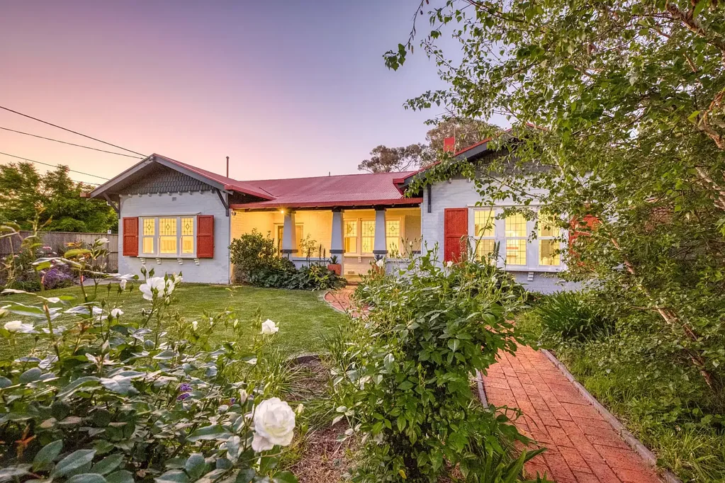 Mildura 4 Slaapkamer Timeless Californian bungalow charm meets modern comfort.