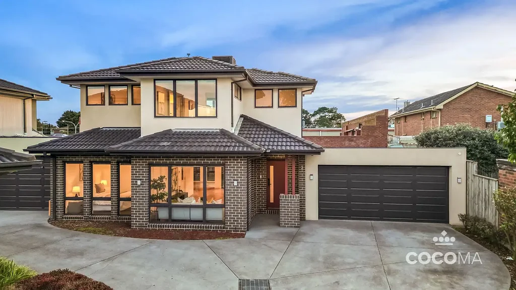 Springvale South 4房 现代双层联排 198m²宽临街面 四卧灵活空间 主卧带步入式衣帽间 高天花板明亮室内 私密低维护后院 春 Vale South便捷位置 Spacious Style, Family Comfort and Effortless Living in a Quiet Court