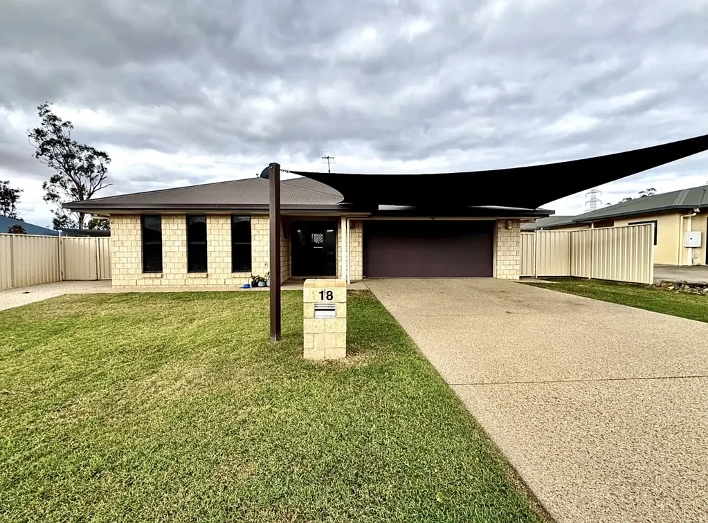 Moranbah 4ห้องนอน 4 BEDROOMS + OFFICE + MEDIA ROOM + POOL + BIG SHED + BACK ACCESS + 13.1kw SOLAR!
