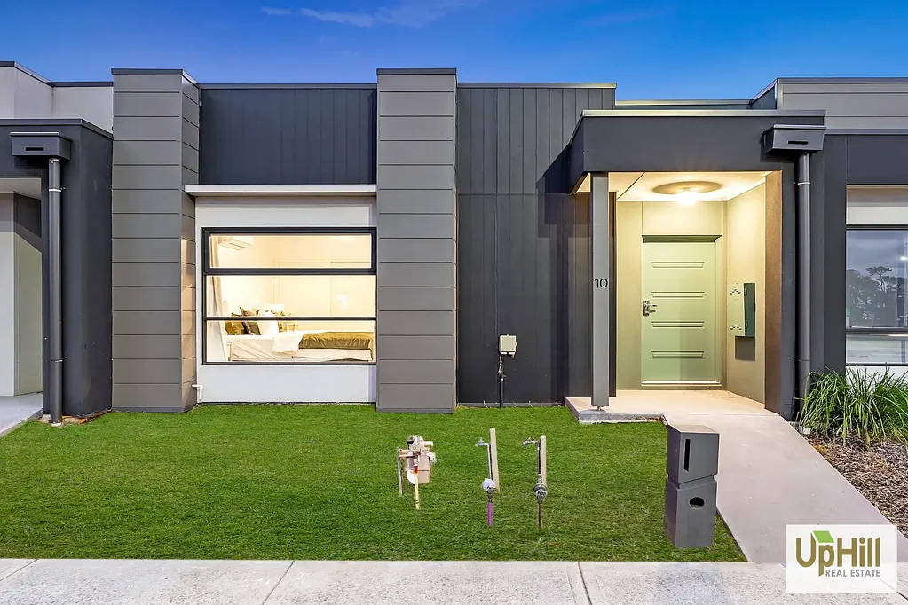 10 Plymouth Boulevard, Clyde North, VIC 3978