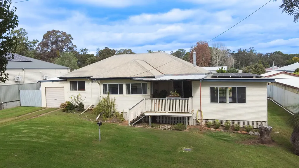 Blackbutt 4房 宽敞地块1012平米 优越车辆停放 多个生活区域 实用厨房布局 独立双车库 三车位棚屋 户外娱乐空间 靠近城镇设施 太阳能系统高效 Spacious Four-Bedroom Home with Rumpus Room, Large Shed Space and Town Convenience