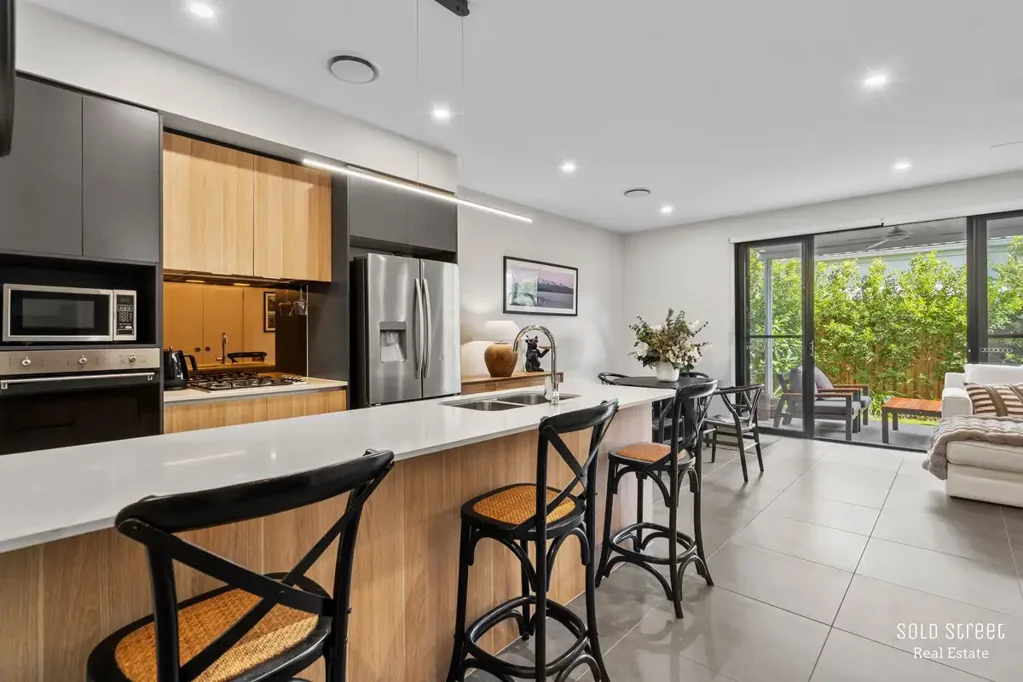 Helensvale 4 Slaapkamer EXCLUSIVE SERENITY RESERVE LOCALE - IMMACULATE FOUR BEDROOM RESIDENCE