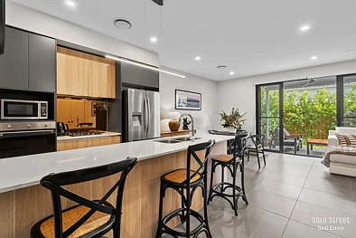 Helensvale 4Zimmer EXCLUSIVE SERENITY RESERVE LOCALE - IMMACULATE FOUR BEDROOM RESIDENCE