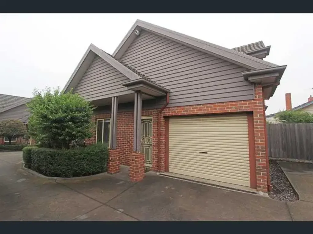 VERY SPACIOUS TOWNHOUSE IN PRIME LOCATION