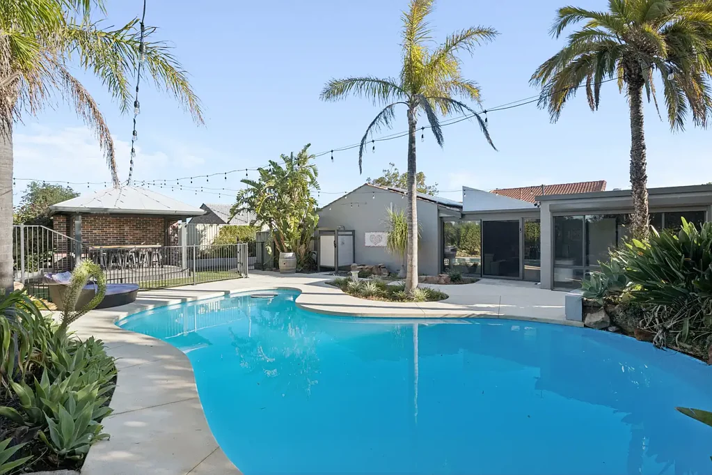 Kallaroo 4房  FAMILY HOME WITH A VERSATILE FLOOR PLAN & SUB-DIVISION POTENTIAL IN R20-R40 ZONING