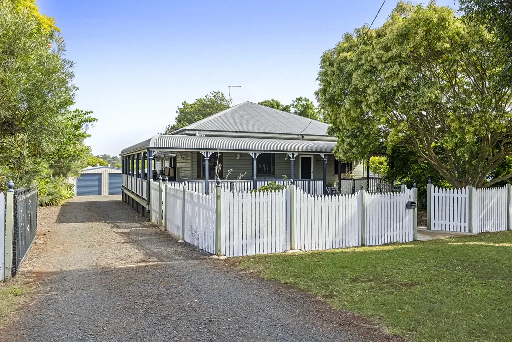 South Toowoomba 3房 双重产权地块 昆士兰风格 3卧带衣柜 开放式厨餐起居 岛台燃气灶 宽敞后院全围栏 大型带电shed 太阳能系统 位置优越近市中心 学校环绕 Large Dual Title Block, Timeless Queenslander & 15x7.5m Shed - A Rare Opportunity!