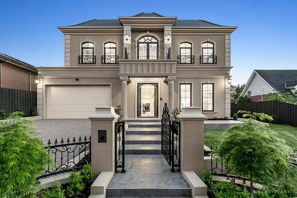 Doncaster 5房 现代优雅设计 高天花板镶木地板 开放式起居区 现代厨房大理石台面 四卧带套间 业主休息室奢华卫浴 覆盖户外休闲区 低维护景观后院 步行优质学校商圈 交通便捷通达 A 63-Square Haven of Space, Style, and Luxury