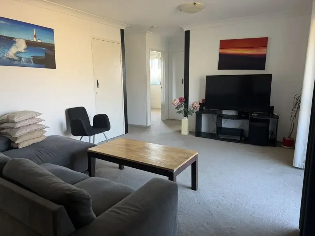 Top-Floor 2-Bedroom Unit- Ideal Location near Toormina Gardens