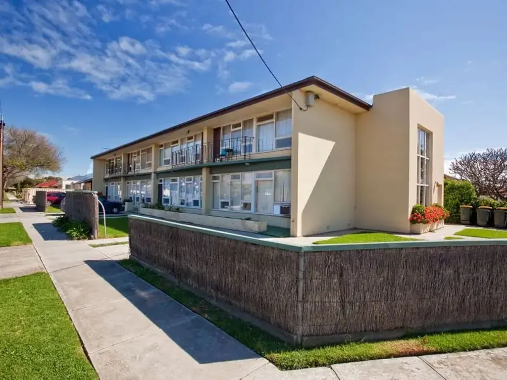 Upstairs 2 bed Unit in great location