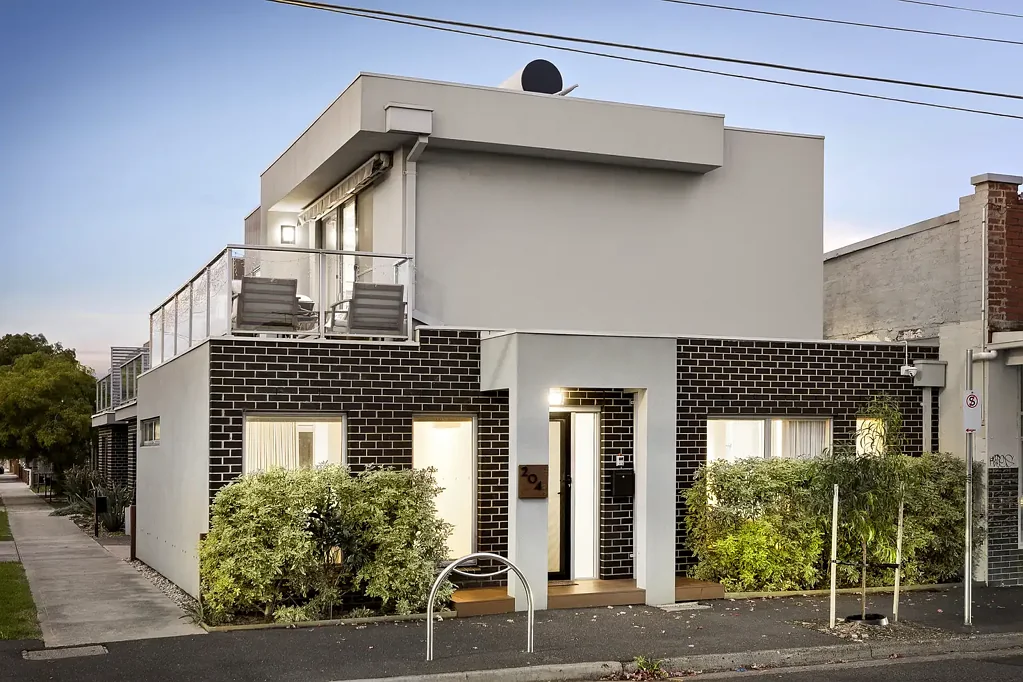 Coburg 3ห้องนอน Modern Dual-Level Living in Connected Coburg