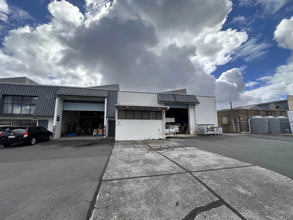 Mount Roskill 1,202M² HIGH-STUD WAREHOUSE
