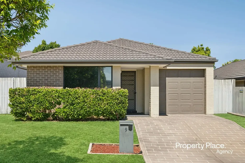 9 Sovereign Circuit, Glenfield, NSW 2167