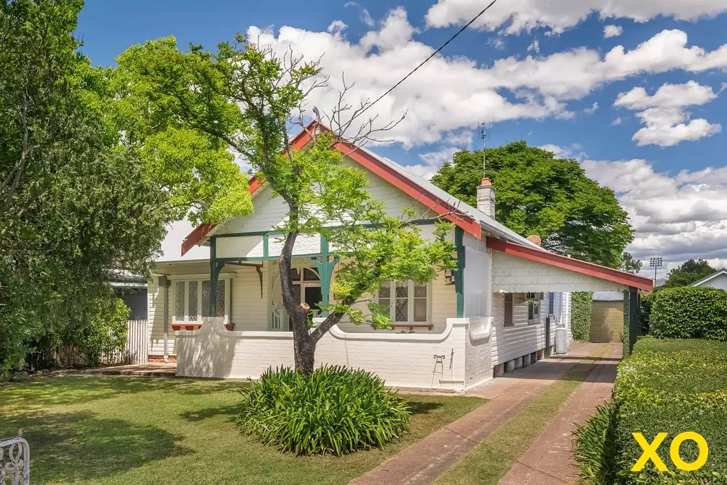 Singleton 3Kwarto Period Charm Meets Contemporary Comfort
in Prime Location