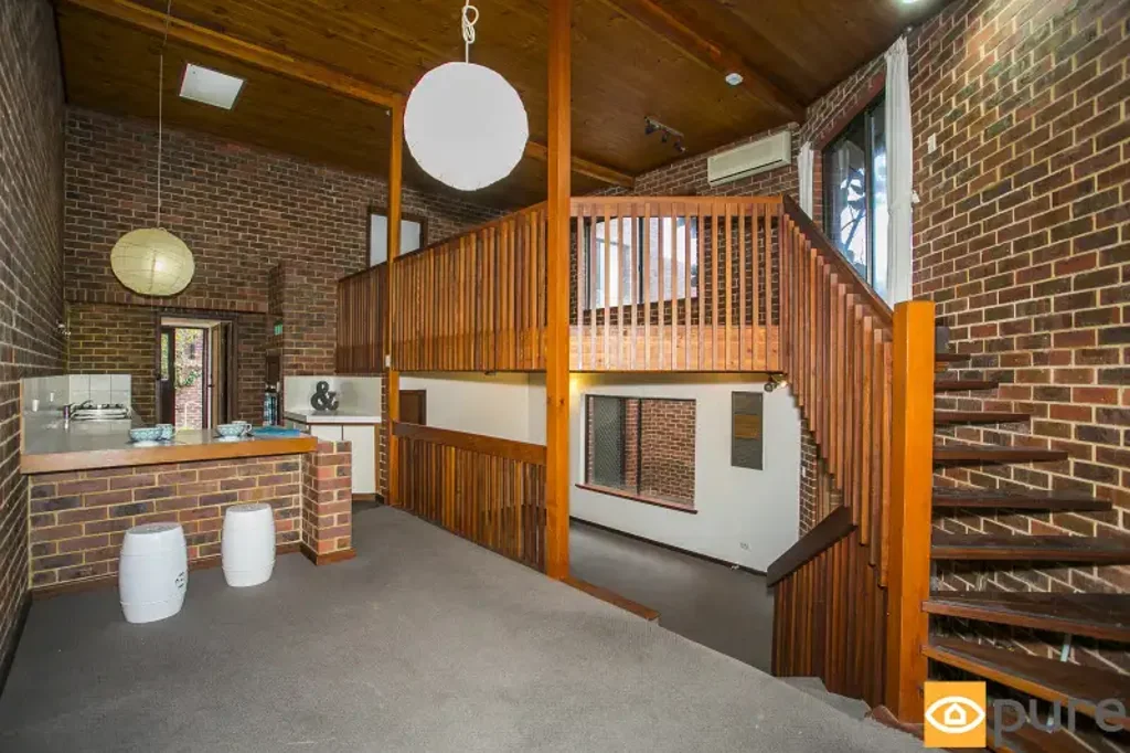 MULTI-LEVEL TOWNHOUSE IN THE RIVER PRECINCT