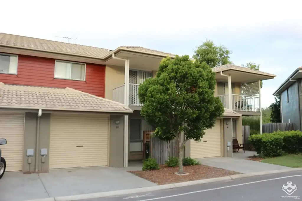 Beautiful townhouse in great location! Available now!