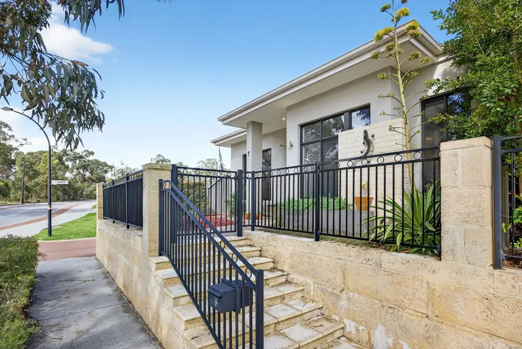 Kwinana Town Centre 3房  Why: Because this inviting property combines modern and maintenance free living with premium parkland positioning
