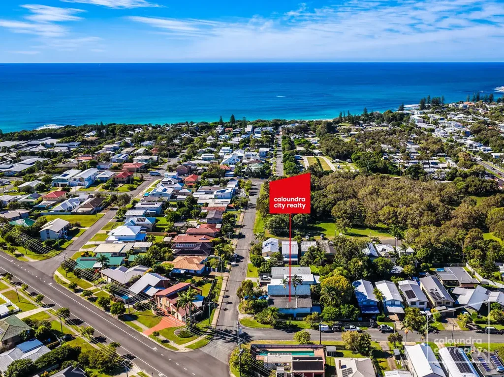 Dicky Beach 3 Bedroom Classic Coastal Retreat + Pure Gold Position