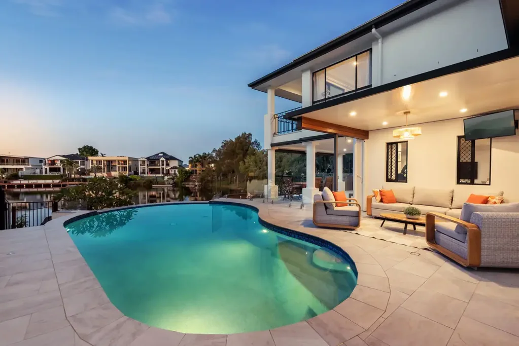 Clear Island Waters 5غرفة نوم Sophisticated Waterfront Living in an Elite Clear Island Waters Enclave