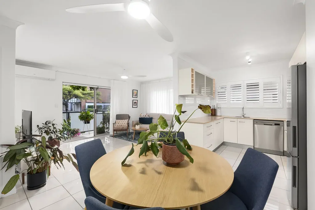 Clayfield 2침실 Leafy, Light Filled Living in a Premier Clayfield Pocket