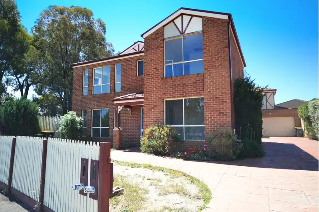 LIGHT & BRIGHT RENOVATED TOWNHOUSE