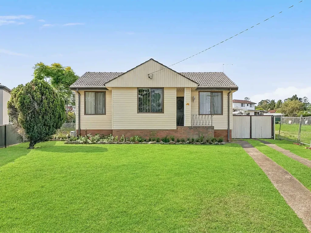 Seven Hills 3房 占地695平方米的备受喜爱家庭住宅 Much loved family home on a 695sqm block